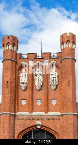 Bas-Relief und Wappen an der Fassade des roten Backsteins Königstor, Königsberg, Russland. Bas-Reliefs von König Otakar II. Von Böhmen, König von Preussen Stockfoto