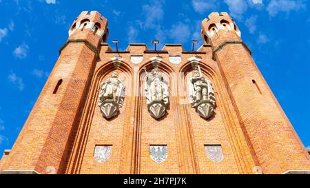 Bas-Relief und Wappen an der Fassade des roten Backsteins Königstor, Königsberg, Russland. Bas-Reliefs von König Otakar II. Von Böhmen, König von Preussen Stockfoto