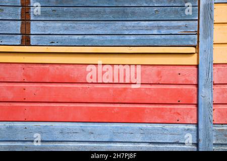 Farbenfrohe kreolische Architekturstruktur. Bemalter Holzhintergrund. Stockfoto