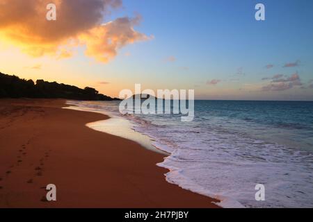 Guadeloupe Sandstrand Sonnenuntergang Licht. Karibische Urlaubslandschaft. Strand von Clugny (Plage de Clugny). Stockfoto