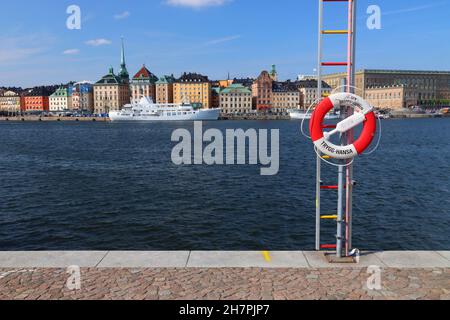 STOCKHOLM, SCHWEDEN - 24. AUGUST 2018: Gamla Stan von der Insel Skeppsholmen aus gesehen, Stockholm, Schweden. Stockholm ist die Hauptstadt und populärste Stadt Stockfoto
