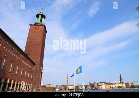 STOCKHOLM, SCHWEDEN - 23. AUGUST 2018: Besucher besuchen den Park vor dem Stadshuset (Rathaus) in Stockholm, Schweden. Stockholm ist die Hauptstadt und die meisten Stockfoto