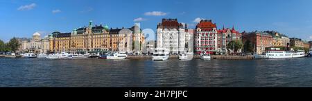 STOCKHOLM, SCHWEDEN - 22. AUGUST 2018: Panorama von Strandvagen in Stockholm, Schweden. Stockholm ist die Hauptstadt und bevölkerungsreichste Gegend Schwedens. Stockfoto