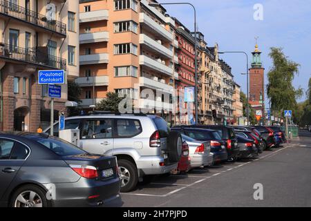 STOCKHOLM, SCHWEDEN - 23. AUGUST 2018: Autos auf Norr Malastrand auf der Insel Kungsholmen in Stockholm, Schweden, geparkt. Stockholm ist die Hauptstadt und Stockfoto