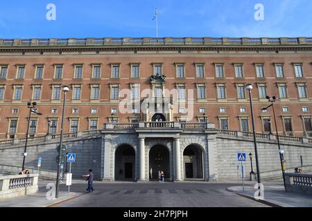 STOCKHOLM, SCHWEDEN - 23. AUGUST 2018: Menschen gehen am Königlichen Palast (schwedisch: Kunliga Slottet) in Stockholm, Schweden vorbei. Wahrzeichen des Viertels Gamla Stan. Stockfoto