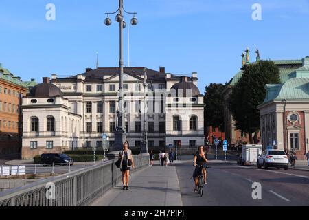 STOCKHOLM, SCHWEDEN - 23. AUGUST 2018: Die Menschen gehen am Bonde-Palast vorbei, einem Denkmal aus der Zeit des Schwedischen Reiches im Stockholmer Stadtteil Gamla Stan. Stockfoto