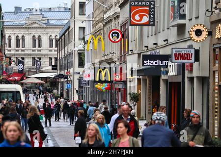 Göteborg, Schweden - 27. AUGUST 2018: Leute shop Kungsgatan Straße in Göteborg, Schweden. Göteborg ist die zweitgrößte Stadt in Schweden mit 1 Mill Stockfoto