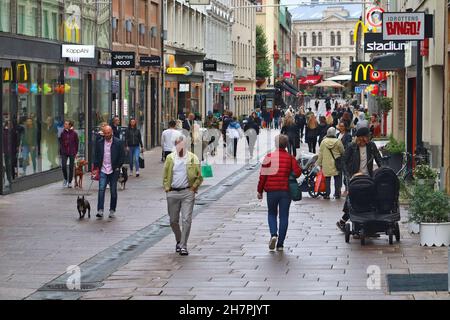 Göteborg, Schweden - 27. AUGUST 2018: Leute shop Kungsgatan Straße in Göteborg, Schweden. Göteborg ist die zweitgrößte Stadt in Schweden mit 1 Mill Stockfoto