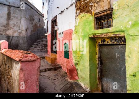 In der Medina von Tetouan in Marokko. Die hell gestrichenen Wände, rosarot und grün, und die engen Straßen und Treppen der Medina Stockfoto