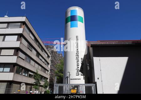 ERLANGEN, 6. MAI 2018: Externer Flüssigsauerstofftank am Universitätsklinikum Erlangen in Deutschland. Das ist es Stockfoto