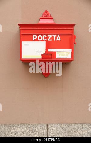BRESLAU, POLEN - 2. SEPTEMBER 2018: Postkasten von Poczta Polska in einer Straße der Breslauer Altstadt. Poczta Polska ist der nationale öffentliche Postdienst OPE Stockfoto