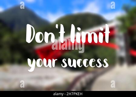 Beschränken Sie Ihren Erfolg nicht. Inspirierendes Poster zum Angebot am Arbeitsplatz. Motivationstext zum Erfolg. Stockfoto