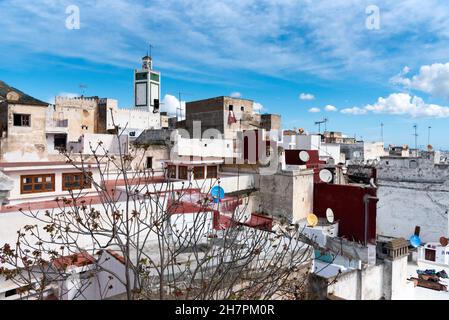 In der Medina von Tetouan in Marokko. Es gibt viele Satellitenschüsseln auf den Dächern der Medina, die vom Minarett der Moschee dominiert wird. Stockfoto