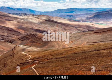 Bilder von Marokko. Eine unbefestigte Straße führt in das tiefe verlassene Tal von Dades, im Atlasgebirge. Stockfoto