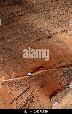 Bilder von Marokko. Ein 4x4-Van auf der unbefestigten Straße hinunter zum Dades-Tal im Atlasgebirge Stockfoto