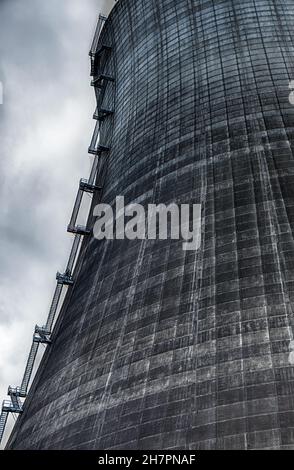 Der einzige Weg an der Außenwand eines nuklearen Kühlturms führt über 21 Metalltreppen. Stockfoto