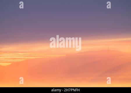 Abstraktes Küstenmotiv mit Langzeitbelichtung für intensiven Farbhintergrund mit orangefarbenem Farbton Stockfoto