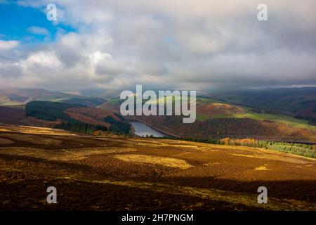 Blick auf den Peak District National Park vom Gipfel des Win Hill in Richtung Ladybower Reservoir Derbyshire England UK Stockfoto