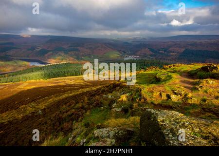 Blick auf den Peak District National Park vom Gipfel des Win Hill in Richtung Ladybower Reservoir Derbyshire England UK Stockfoto