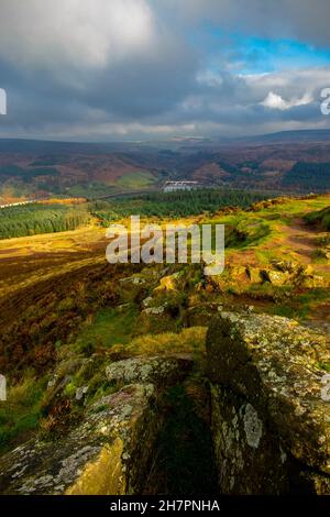 Blick auf den Peak District National Park vom Gipfel des Win Hill in Richtung Ladybower Reservoir Derbyshire England UK Stockfoto