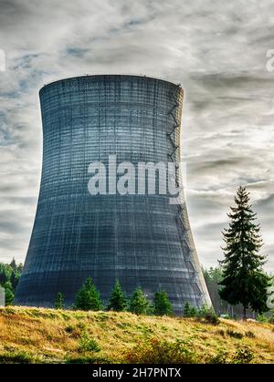 Ein dramatischer Himmel steht hinter einem der Kühltürme des Atomreaktors mit Mottballon in der Nähe von Elma, Washington. Stockfoto