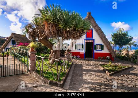 Madeira Island Reisen und Wahrzeichen. Charmante, traditionelle, farbenfrohe Häuser mit Strohdächern in Santana, einer beliebten Touristenattraktion in Portugal Stockfoto