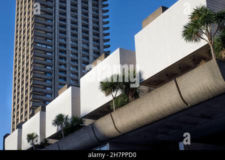 Die weiß geflieste Fassade der Barbican Centre Art Gallery, London, Großbritannien Stockfoto