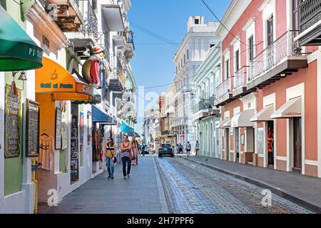 Geschäfte und Cafés in Old San Juan / Viejo San Juan, historisches Kolonialviertel in der Hauptstadt San Juan, Puerto Rico, Großantillen, Karibik Stockfoto