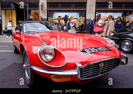 Klassischer roter Jaguar E-Type Roadster-Sportwagen auf der Regent Street Motor Show, London, Großbritannien. Stockfoto