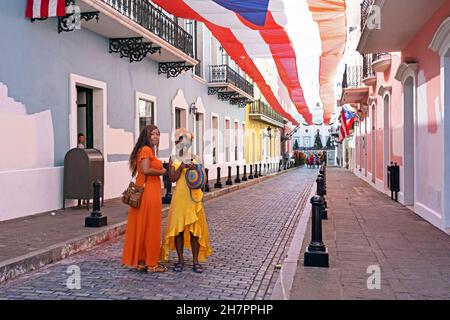 Puerto-ricanische Frauen in Old San Juan / Viejo San Juan, historisches Kolonialviertel in der Hauptstadt San Juan, Puerto Rico, Großantillen, Karibik Stockfoto