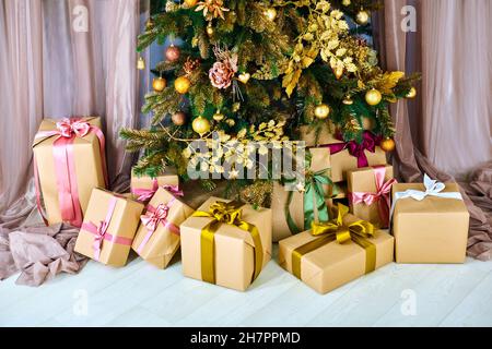 Weihnachtsgeschenke unter dem Baum des neuen Jahres. Konzept der traditionellen Feier Heiligabend zu Hause Stockfoto