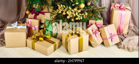 Weihnachtsgeschenke unter dem Baum des neuen Jahres. Konzept der traditionellen Feier Heiligabend zu Hause Stockfoto