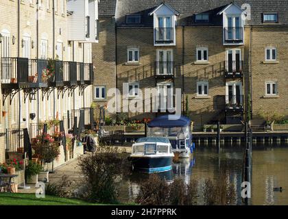 Waterside Apartments mit Balkon und Boote in Wasser Cambridgeshire UK.. Stockfoto