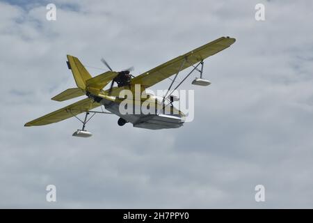 Ein persönliches Flugzeug mit angehobenem Fahrwerk ragt in die Höhe. Stockfoto