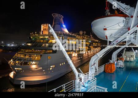 Das RCI-Schiff von der Fähre aus gesehen, dockte Kydon im Hafen von San Juan in Puerto Rico bei Nacht, Großantillen, Karibisches Meer an Stockfoto