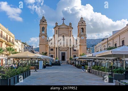 Piazza Duomo in Terrasini, Sizilien, Italien. Der zentrale Platz in der Stadt, der zur Kirche der Heiligen Maria Santissima delle Grazie führt. Stockfoto