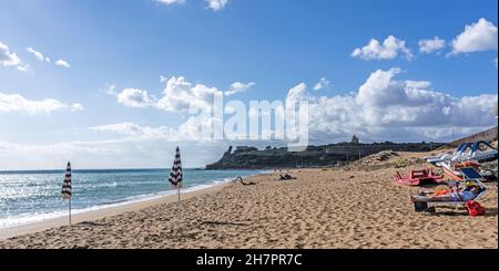 Der Haupttouristenstrand in Marinella di Selinunte in Sizilien, Italien. Stockfoto