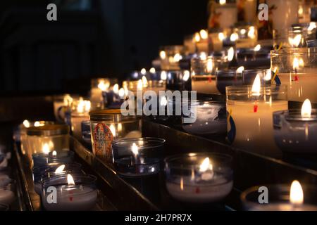 Kerzen in einer Kirche Stockfoto
