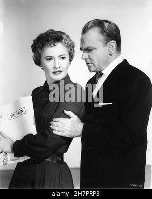 BARBARA STANWYCK und JAMES CAGNEY Publicity Portrait in DIESEN WILDER JAHREN 1956 kostümiert Regisseur ROY ROWLAND für Miss Stanwyck Helen Rose Metro Goldwyn Mayer Stockfoto