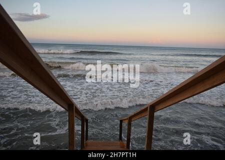 Hölzerne Handläufe, die zum Atlantischen Ozean führen. Stockfoto