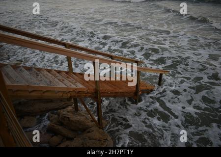 Der Meeresspiegel steigt über die Treppe. Stockfoto