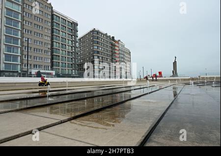 Düstere November-Stimmung auf der Promenade in Ostende Stockfoto