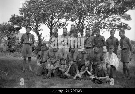 1938, historisch, Pfadfinderlager, Gruppenbild von Pfadfindermeistern, Pfadfindern und jungen Pfadfindern draußen in Atherfield, Isle of Wright, England. Stockfoto