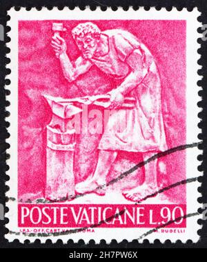 VATIKAN - UM 1966: Eine im Vatikan gedruckte Briefmarke zeigt Papst Paul VI., Schmied, Bas-Relief von Mario Rudelli vom Stuhl im Privathaus des Papstes Stockfoto