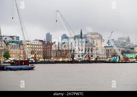 Ansicht von Gebäuden und Kränen auf der Super-Kanalisation-Baustelle gegenüber der Themse von Southbank im November 2021 London England Großbritannien KATHY DEWITT Stockfoto