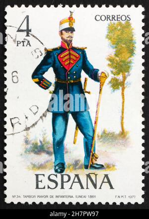 SPANIEN - UM 1977: Eine in Spanien gedruckte Marke zeigt Drum Major, 1861, Militäruniform, um 1977 Stockfoto