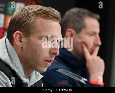 24. November 2021, Hessen, Frankfurt/Main: Ritchie De Laet (l) und Trainer Brian Priske nehmen an der Pressekonferenz von Royal Antwerp vor dem Europa-League-Spiel gegen Eintracht Frankfurt Teil. Foto: Arne Dedert/dpa Stockfoto