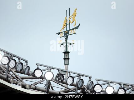 Aktenfoto vom 26-06-2021 des Twickenham Weathervane. Die Rugby Football Union hat ergeben, dass die Einnahmen für das Geschäftsjahr 2020-21 bei £120million unter den Prognosen vor dem Coronavirus lagen. Ausgabedatum: Mittwoch, 24. November 2021. Stockfoto