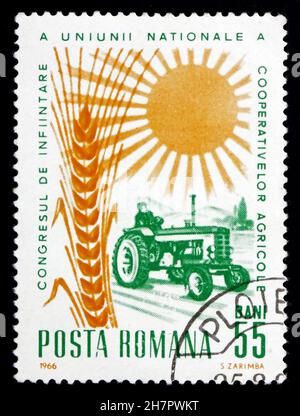 RUMÄNIEN - CA. 1966: Ein in Rumänien gedruckter Stempel zeigt Tractor, Grain and Sun, den Gründungskongress der Nationalen Vereinigung der Genossenschaftsfarmen Stockfoto