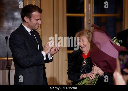 Der französische Präsident Emmanuel Macron (L) verleiht die Ehrenmedaille die akadische Schriftstellerin Antonine Maillet (R) am 24. November 2021 im Elysée-Palast in Paris, Frankreich. Foto von Yoan Valat/Pool/ABACAPRESS.COM Stockfoto